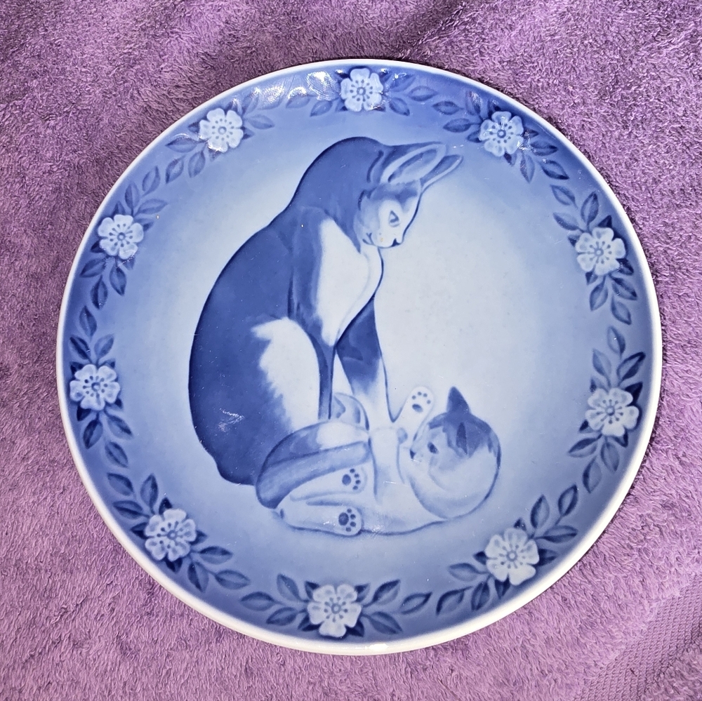 Blue and White Cat Decorative Plate, Hanging Plate